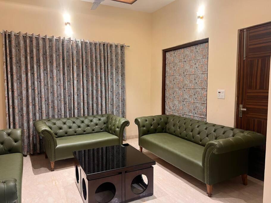 5Bhk Home Away From Home At Ranjit Avenue アムリトサル エクステリア 写真