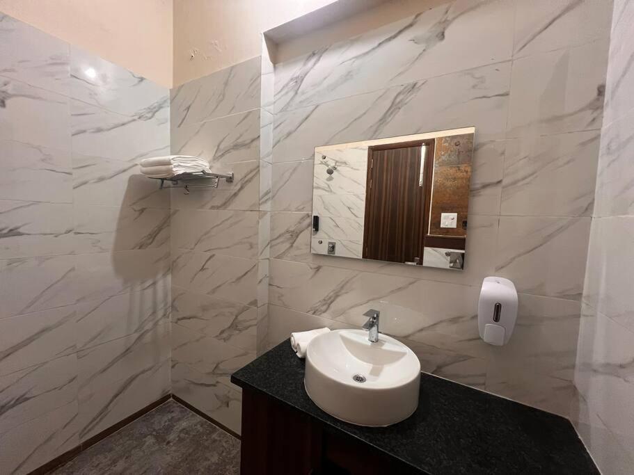 5Bhk Home Away From Home At Ranjit Avenue アムリトサル エクステリア 写真