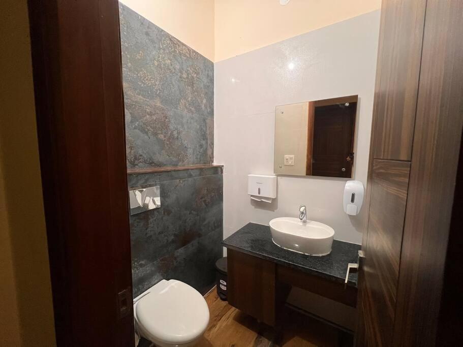 5Bhk Home Away From Home At Ranjit Avenue アムリトサル エクステリア 写真