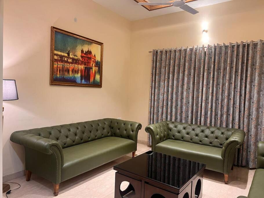 5Bhk Home Away From Home At Ranjit Avenue アムリトサル エクステリア 写真