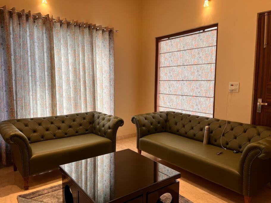 5Bhk Home Away From Home At Ranjit Avenue アムリトサル エクステリア 写真