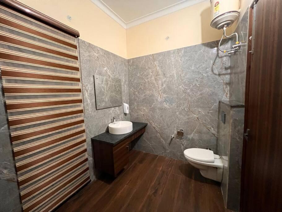 5Bhk Home Away From Home At Ranjit Avenue アムリトサル エクステリア 写真