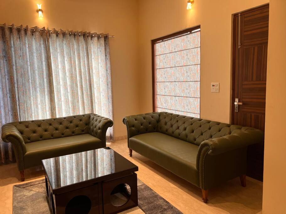 5Bhk Home Away From Home At Ranjit Avenue アムリトサル エクステリア 写真