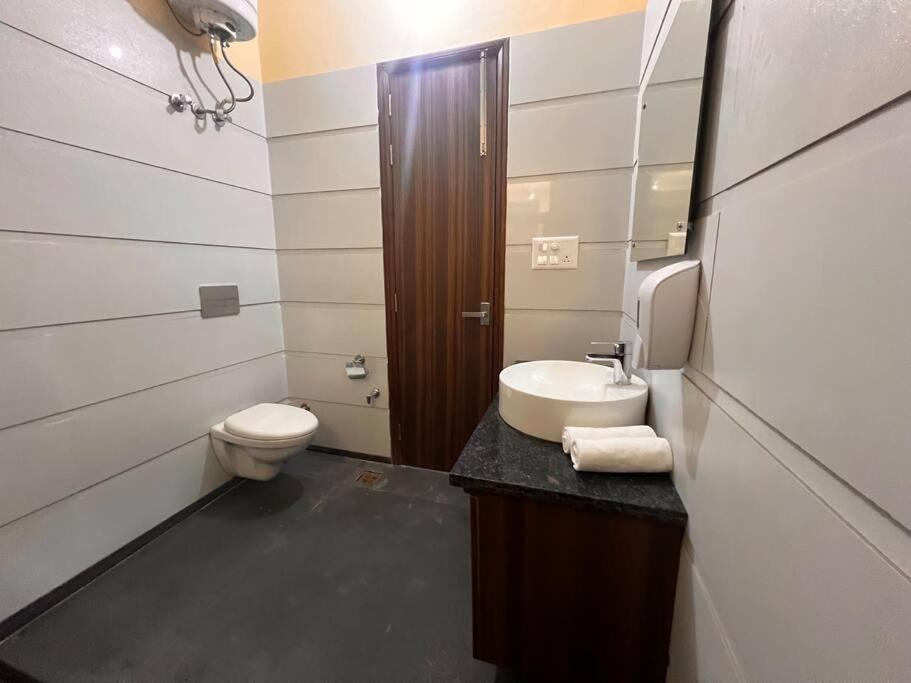 5Bhk Home Away From Home At Ranjit Avenue アムリトサル エクステリア 写真