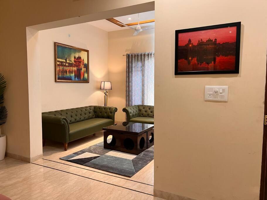 5Bhk Home Away From Home At Ranjit Avenue アムリトサル エクステリア 写真