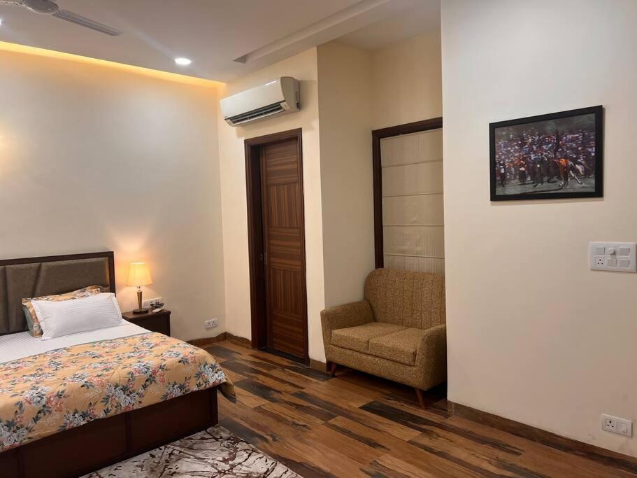 5Bhk Home Away From Home At Ranjit Avenue アムリトサル エクステリア 写真