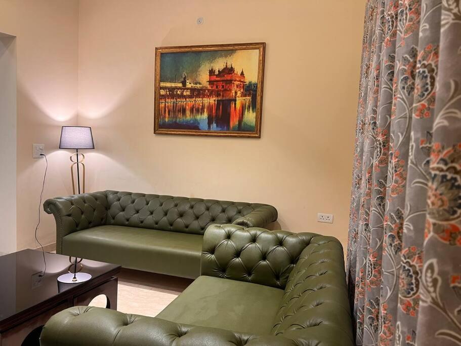 5Bhk Home Away From Home At Ranjit Avenue アムリトサル エクステリア 写真