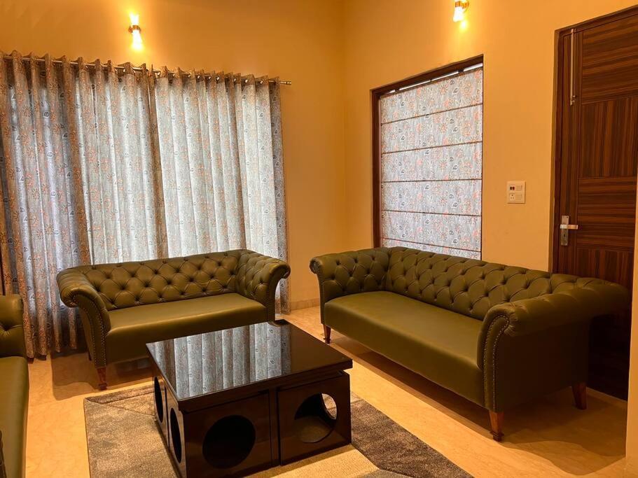 5Bhk Home Away From Home At Ranjit Avenue アムリトサル エクステリア 写真