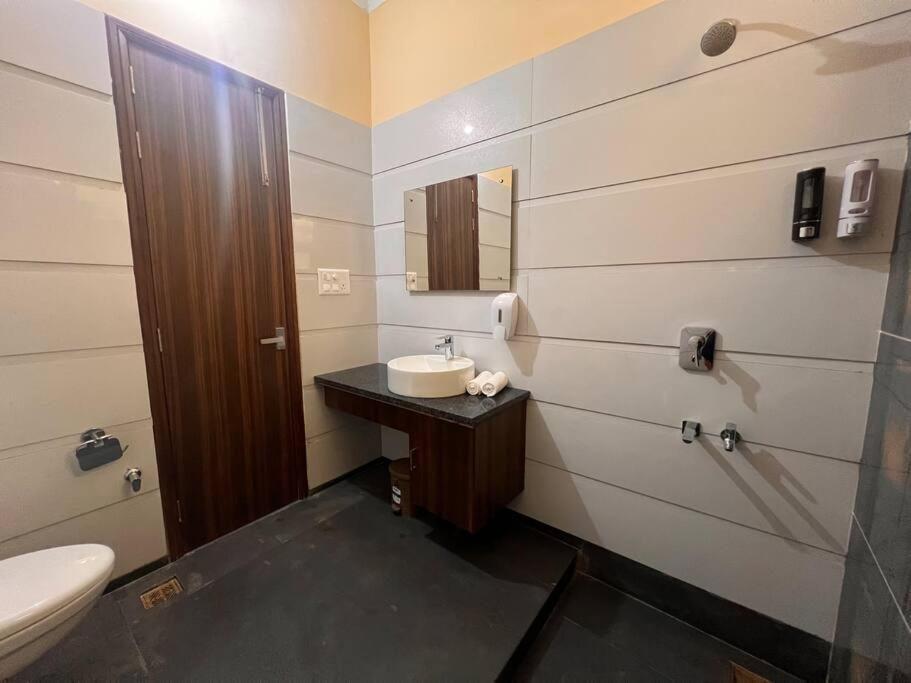 5Bhk Home Away From Home At Ranjit Avenue アムリトサル エクステリア 写真