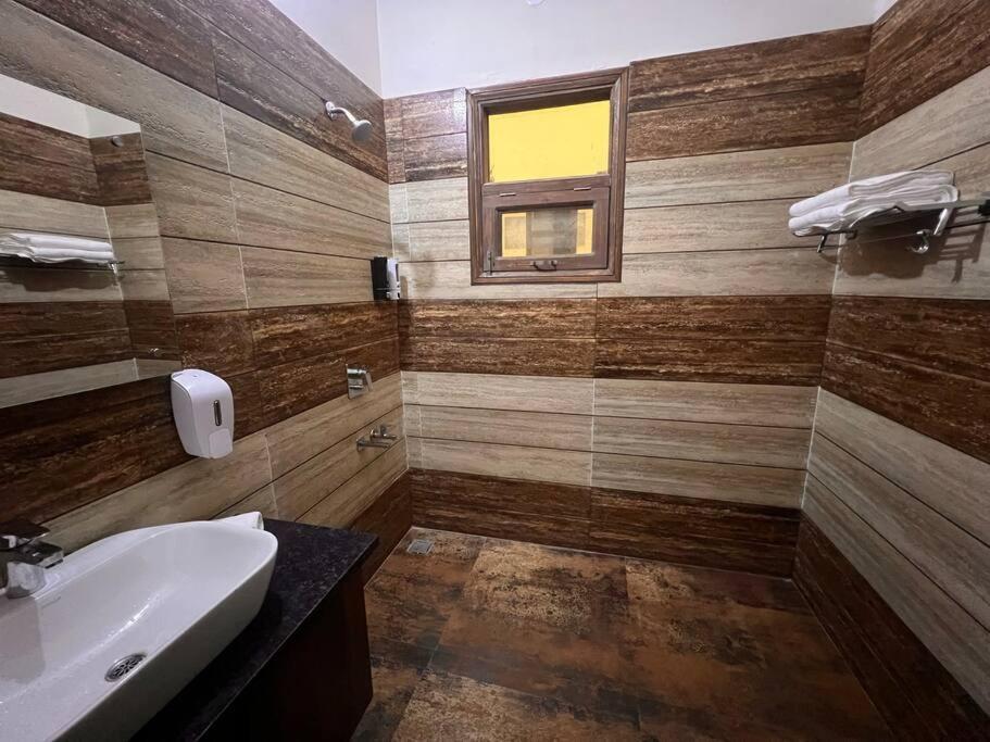 5Bhk Home Away From Home At Ranjit Avenue アムリトサル エクステリア 写真