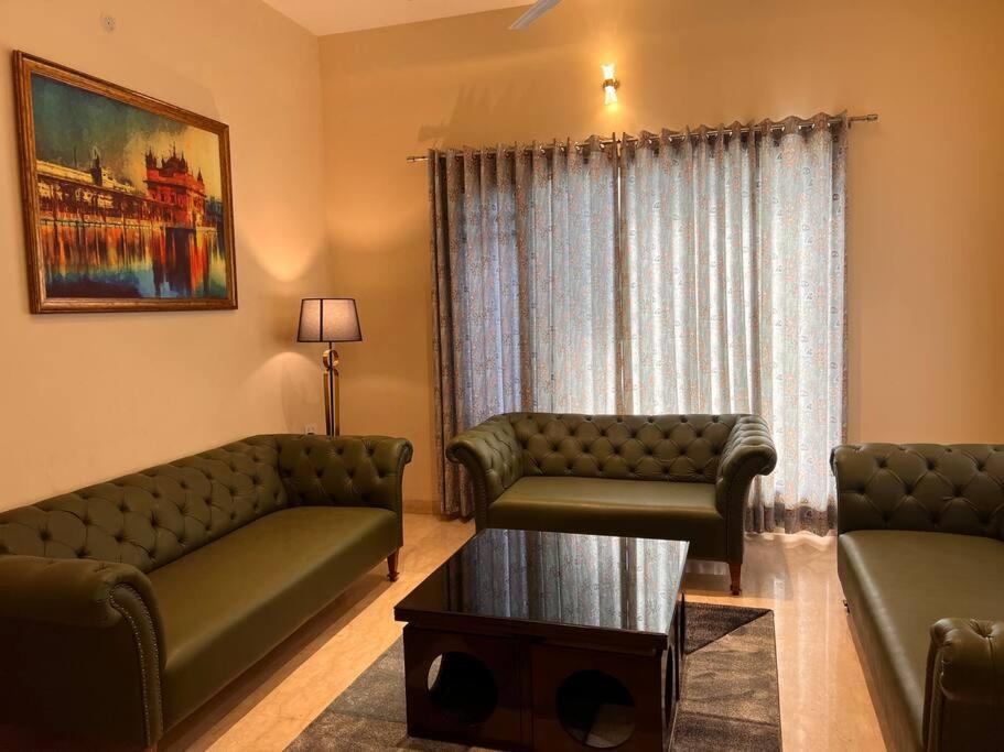 5Bhk Home Away From Home At Ranjit Avenue アムリトサル エクステリア 写真