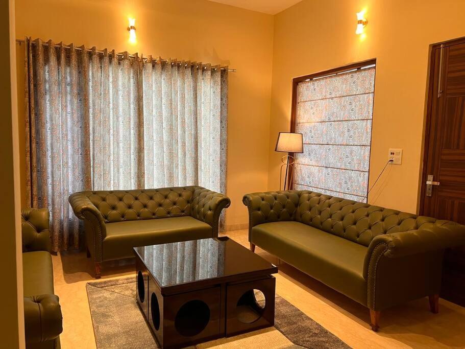 5Bhk Home Away From Home At Ranjit Avenue アムリトサル エクステリア 写真