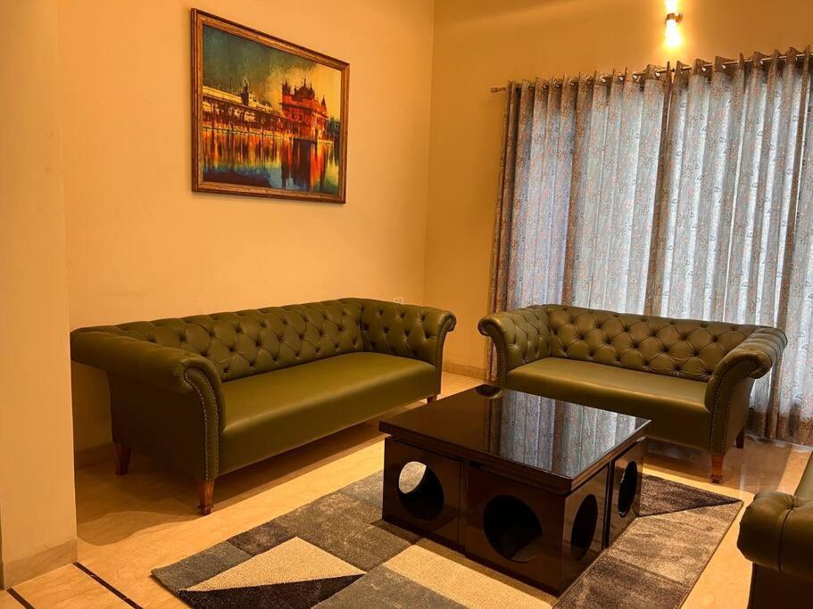 5Bhk Home Away From Home At Ranjit Avenue アムリトサル エクステリア 写真