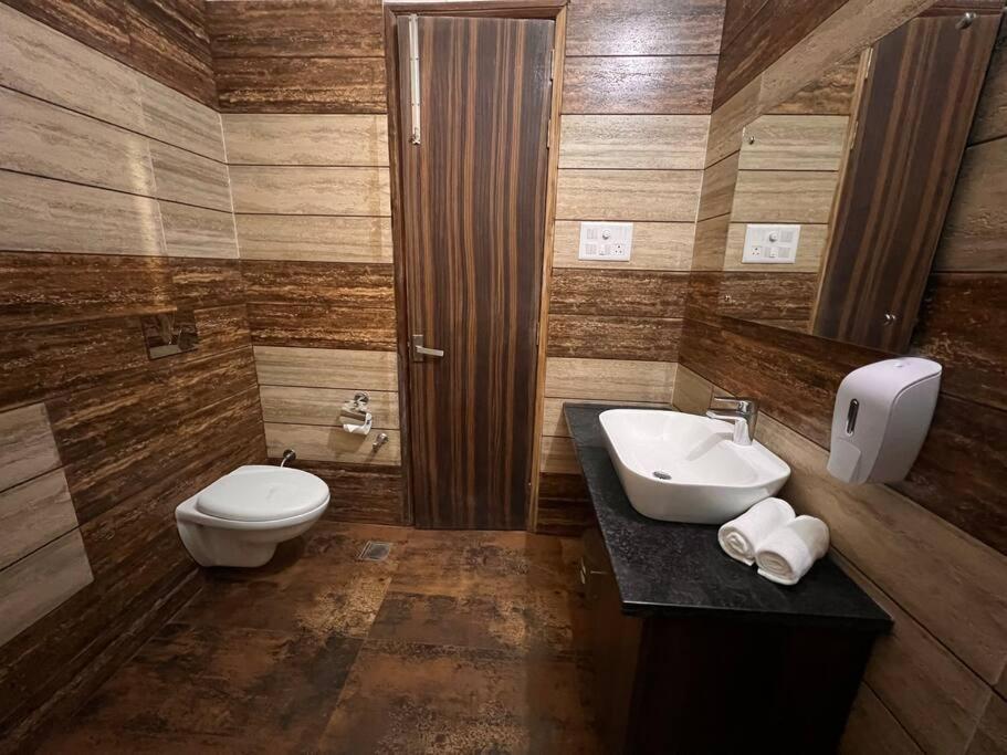 5Bhk Home Away From Home At Ranjit Avenue アムリトサル エクステリア 写真